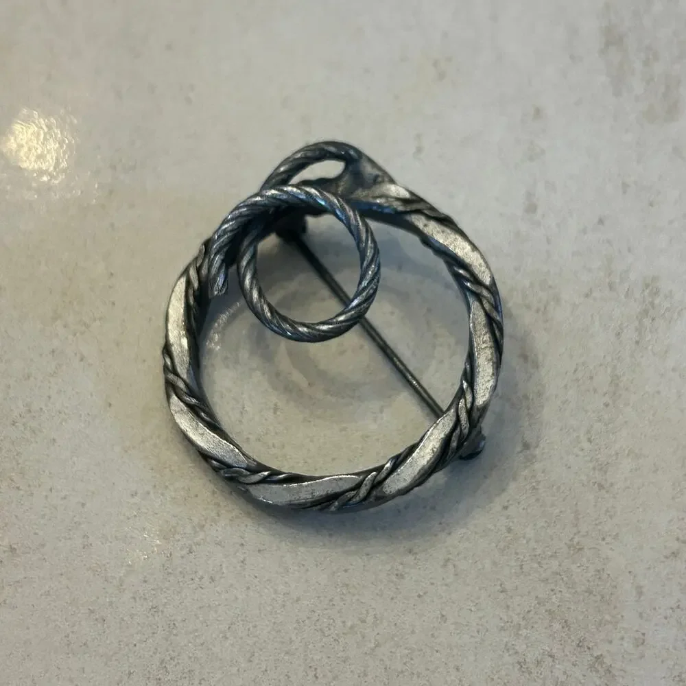 Vintage Antiqued Silver-Tone Lasso Brooch – Western Rope Swirl Figural Pin